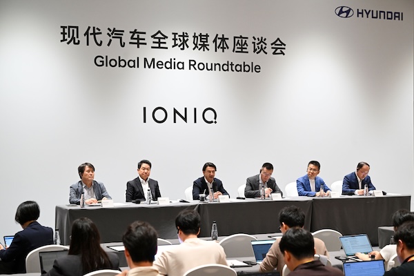 현대차 경영진들이 지난 24일 중국 베이징에서 미디어 간담회를 열고 중국 전략모델로 선보인 '아이오닉 V'와 중국 전략에 대해 설명하고 있다. (왼쪽부터) 허재호 현대차 중국 CTO, 이상엽 현대제네시스 글로벌디자인담당 부사장, 호세 무뇨스 현대차 사장, 우저우타오 베이징현대 동사장, 리펑강 베이징현대 총경리, 리솽솽 베이징현대 상임부총경리. /현대차