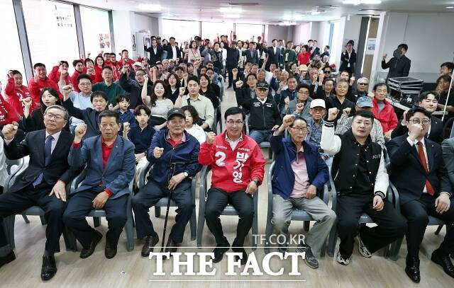 박기영 후보가 지지자들과 함께 파이팅을 외치고 있다. /정영순 제공