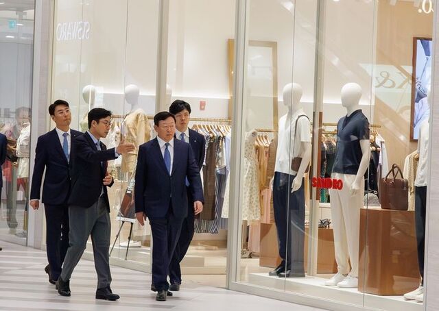 지난 23일 베트남 하노이 롯데몰 웨스트레이크 하노이를 찾은 신동빈 롯데그룹 회장(오른쪽 두번째)이 사업 현장을 둘러보고 있다. /롯데