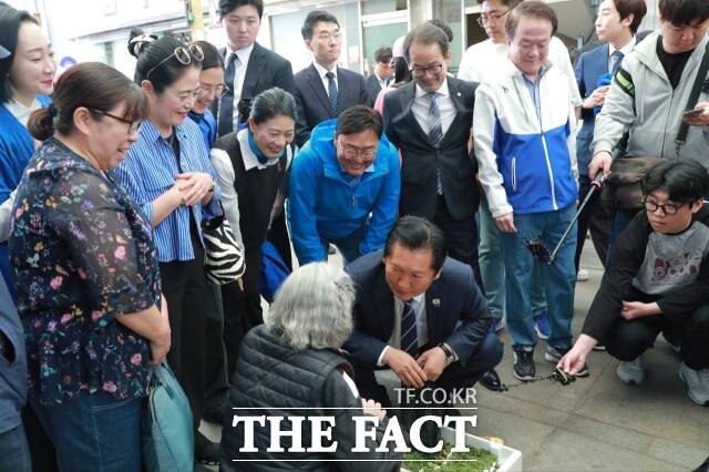 정청래 더불어민주당 대표가 25일 세종시 조치원전통시장에서 민심을 살피고 있다. /조상호 캠프