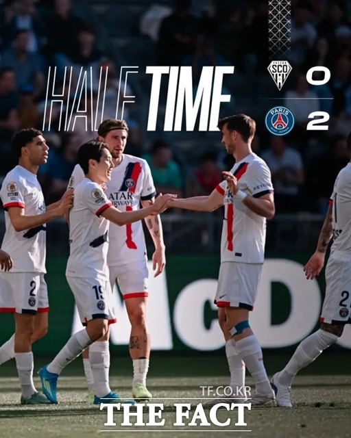 2024년 11월 2골 1도움을 기록했던 앙제를 상대로 다시 1골 1도움을 기록하며 3-0 승리를 이끈 이강인(앞줄 왼쪽)./PSG