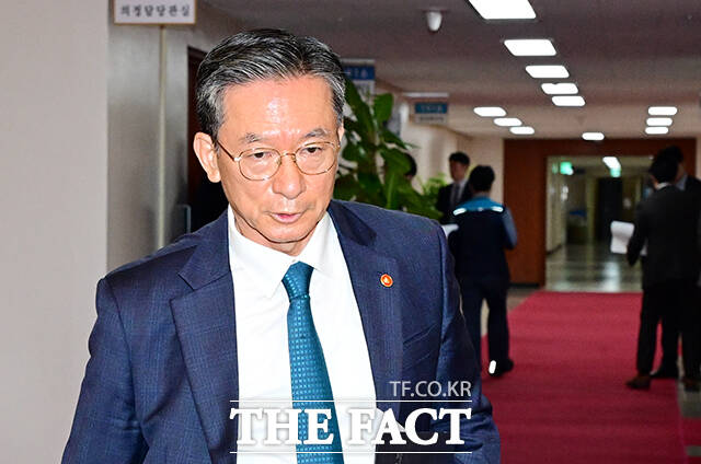 정성호 법무부 장관이 지난 21일 오전 서울 종로구 정부서울청사에서 열린 국무회의 겸 비상경제본부 회의에 참석하고 있다. /임영무 기자