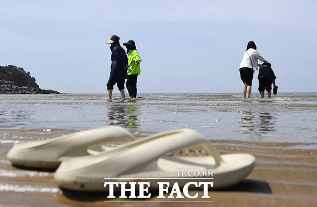 전국 내륙 낮 기온이 25도 이상으로 초여름 날씨를 보이는 16일 오후 인천 중구 을왕리 해수욕장을 찾은 시민들이 바닷물에 발을 담그고 있다. /인천=박상민 기자