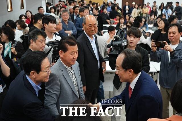 추경호 국민의힘 대구시장 후보(오른쪽)가 26일 국민의힘 대구시당에서 열린 후보 수락 연설 및 기자회견에서 당원들과 악수를 나누고 있다. /추경호 캠프