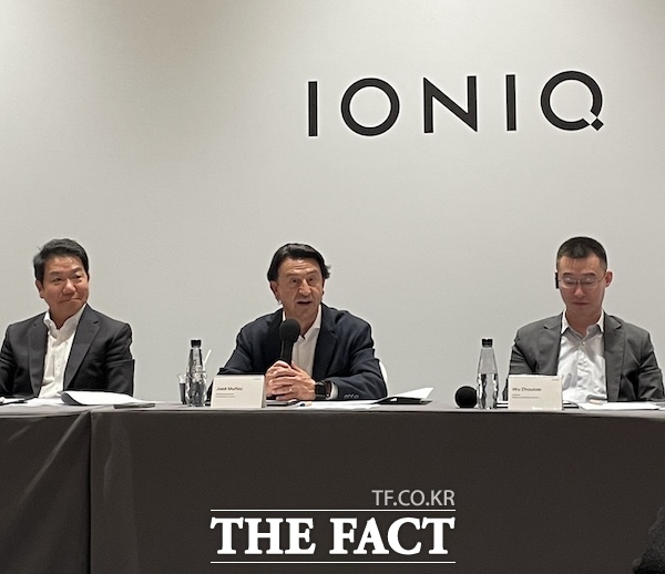 호세 무뇨스 현대차 사장이 지난 24일 중국 베이징에서 열린 미디어 간담회에서 중국 전략모델로 선보인 '아이오닉 V'와 중국 전략에 대해 설명하고 있다. (왼쪽부터)이상엽 현대제네시스 글로벌디자인담당 부사장, 호세 무뇨스 현대차 사장, 우저우타오 베이징현대 동사장, /문은혜 기자