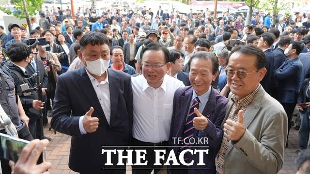 김부겸 민주당 대구시장 후보(왼쪽에서 두번 째)가 26일 달서구 두류네거리 선거사무소 개소식에서 기념사진을 찍고 있다. /김부겸 캠프