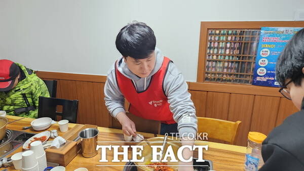 전찬규 국민의힘 대전시 동구의원 예비후보가 지역에서 봉사활동을 하고 있다. /정예준 기자