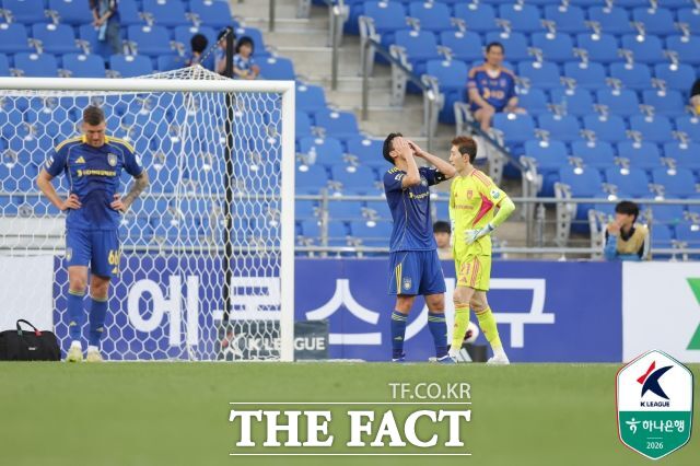 4월 26일 대전하나시티즌에 홈에서 4-1로 대패한 뒤 안타까워하는 울산 수비수들과 골키퍼 조현우(맨오른쪽)/울산=K리그