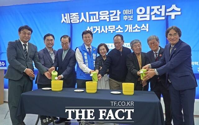 참석 인사들이 퍼포먼스를 하고 있다. /김형중 기자