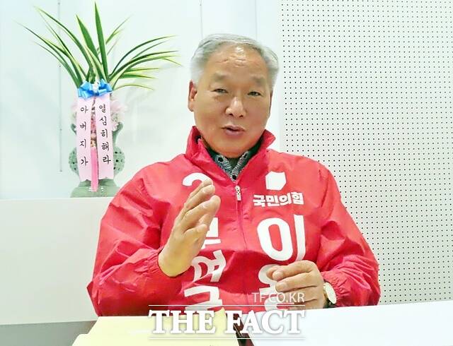 이용우 부여군수 후보가 24일 부여읍 선거사무소에서 <더팩트>와 인터뷰를 하고 있다. /김형중 기자