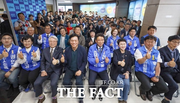 김찬술 더불어민주당 대전시 대덕구청장 예비후보가 25일 오후 선거사무소에서 든든캠프 개소식을 연 뒤 기념촬영하고 있다. /선치영 기자