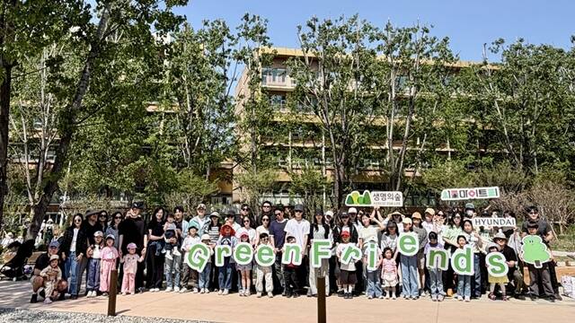현대백화점은 25일 서울 성동구에 위치한 서울숲에서 친환경 기부 프로젝트 '내 정원 가꾸기' 첫 식재를 진행했다. /현대백화점