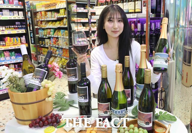 이마트24는 고환율과 국제 정세로 전반적인 와인 가격이 인상되는 상황을 타개하고자 자체 와인 브랜드 '꼬모(COMO)' 3종을 오는 5월 1일 리뉴얼 출시한다. /이마트24
