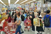  해외 연휴 시즌 맞아 외국인 관광객 '공략' 나선 유통업계