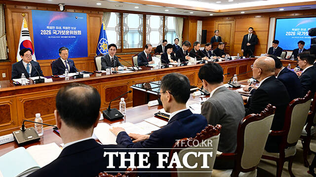 김민석 국무총리(가운데)가 27일 오후 서울 종로구 정부서울청사에서 열린 국가보훈위원회 회의에 참석해 모두발언을 하고 있다. /임영무 기자