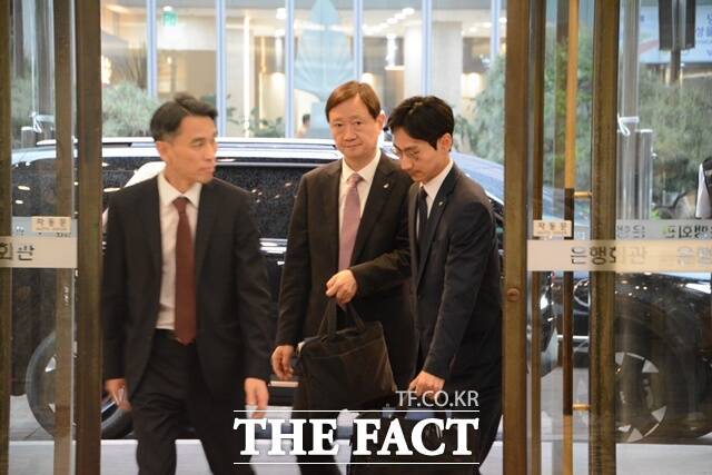 27일 서울 중구 명동에 위치한 은행연합회에서 이찬진 금융감독원장이 정기 이사회 직후 만찬에 참석하기 위해 수행원들과 입장하고 있다. /김태환 기자