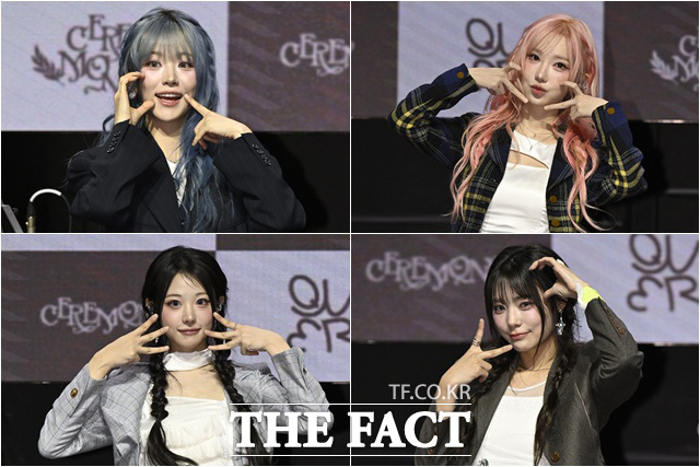 QWER 멤버들이 이니셜 포즈를 취하고 있다.