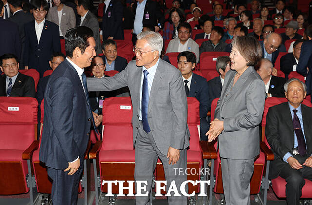 정청래 더불어민주당 대표(왼쪽)와 인사 나누는 문재인 전 대통령 내외.