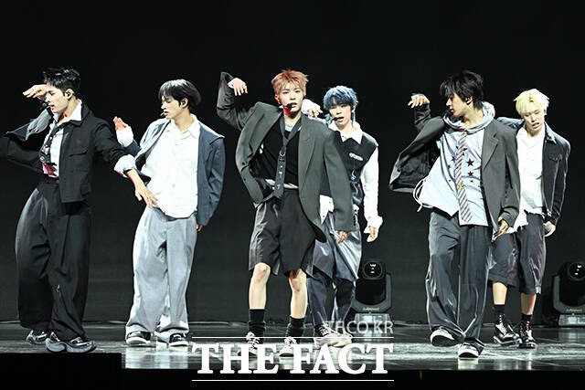 밝고 재치있는 에너지를 뽐내며 무대를 펼치고 있다.