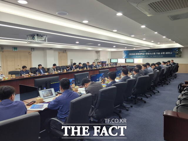 27일 전주시 덕진구 금암동 전북대학교에서 전북대 첨단방위산업학과 교수진과 한화시스템 임원진이 참여한 '첨단 방산기술 교류 세미나'가 열리고 있다. /전북대