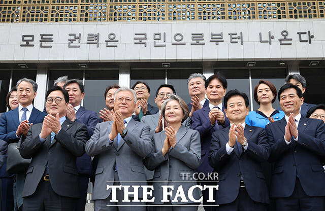 우원식 의장(왼쪽)에게 계엄군이 진입한 국회 의사당의 깨진 창문에 대한 설명 듣는 문 전 대통령.