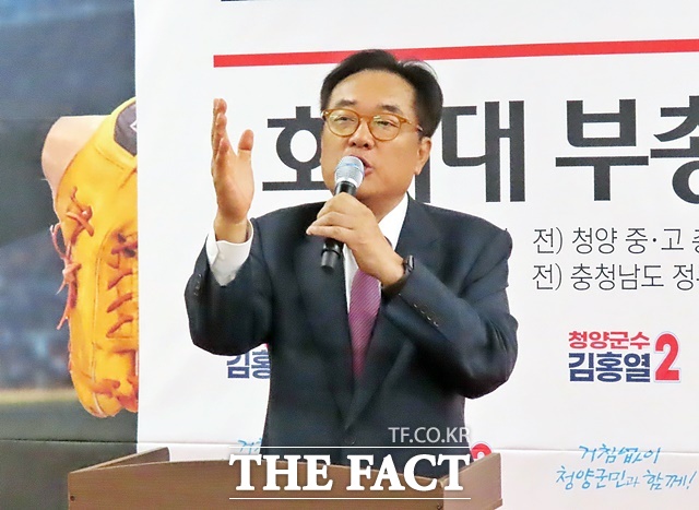 정진석 전 대통령 비서실장이 27일 김홍열 청양군수 예비후보 선거사무소 개소식에서 격려사를 하고 있다. /김형중 기자