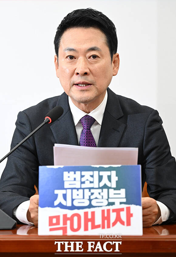 최고위원회의에서 모두발언하는 장 대표.