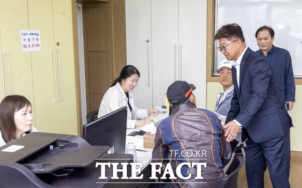 최충규 대전시 대덕구청장(사진 오른쪽)이 27일 동 행정복지센터 고유가 피해지원금 신청·접수 현장을 방문해 주민 의견을 청취하고 있다. /대덕구