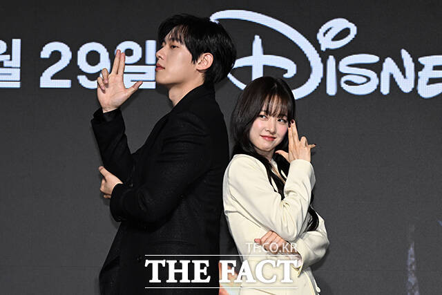 배우 김성철(왼쪽)과 박보영이 골드랜드에서 1500억 원의 금괴로 얽히고설킨다. /김성렬 기자