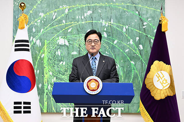 우원식 국회의장이 27일 오전 서울 여의도 국회에서 개헌 관련 기자회견을 열고 입장을 밝히고 있다. /국회=남용희 기자