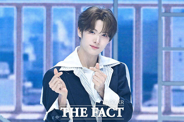 그룹 투어스(TWS)의 한진과 경민, 신유, 도훈, 영재, 지훈(왼쪽부터)이 27일 오후 서울 광진구 예스24 라이브홀에서 열린 미니 5집 ‘NO TRAGEDY(노 트래저디)’ 미디어 쇼케이스에 참석해 포즈를 취하고 있다. /서예원 기자