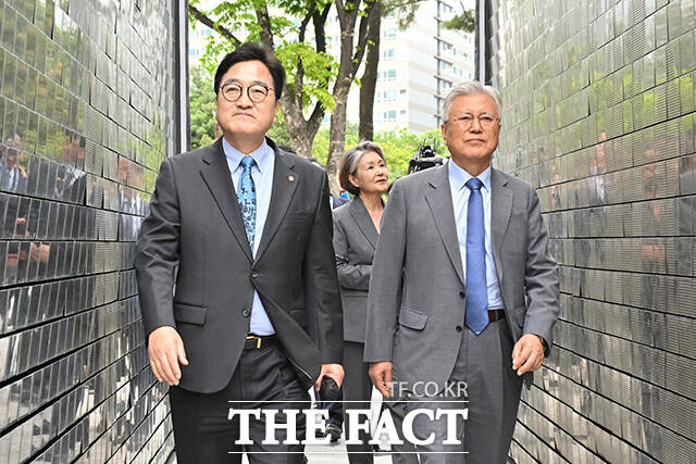 우원식 의장(왼쪽)에게 계엄군이 진입한 국회 의사당의 깨진 창문에 대한 설명 듣는 문 전 대통령.