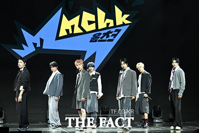 무대 마친 그룹 넥스지(NEXZ)의 하루, 세이타, 유키, 소 건, 토모야, 휴이, 유우(왼쪽).