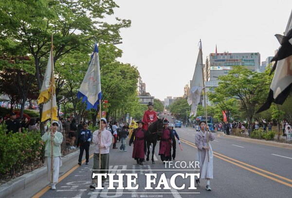 최충규 대덕구청장(가운데)이 25일 시민들과 문정공 시호 봉송행렬을 재현하고 있다. /대덕구