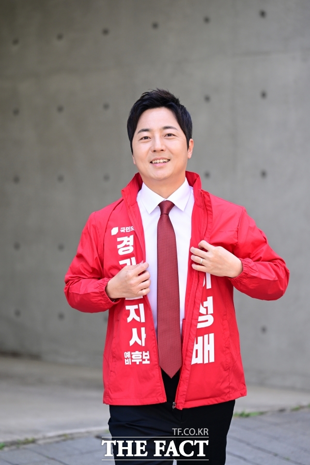 이성배 국민의힘 경기도지사 예비후보가 27일 서울 서초구의 거리에서 <더팩트>와 인터뷰에 앞서 선거운동복을 입고 미소짓고 있다. /남윤호 기자