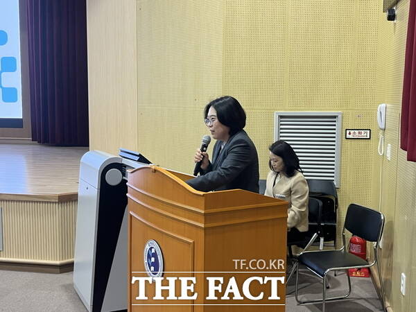 지난 9일 대전교육과학연구원에서 2026학년도 상반기 급식 담당자 역량 강화 연수가 실시된 가운데 최정화 숭의여자대학교 교수가 학교급식 위생관리지침서 6차 개정에 따른 관리 방안을 주제로 강연을 하고 있다. /정예준 기자