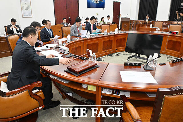 신성범 국회 정보위원회 위원장(왼쪽)이 27일 오전 서울 여의도 국회에서 열린 정보위원회 전체회의에서 의사봉을 두드리며 회의를 주재하고 있다. /국회사진기자단