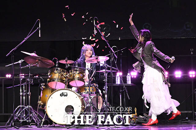 '의식(儀式)'이라는 앨범 타이틀에는 QWER이 팀으로서의 정체성과 개인으로서의 자아를 찾는 여정을 통해 미래로 나아가겠다는 다짐을 담았다./송호영 기자