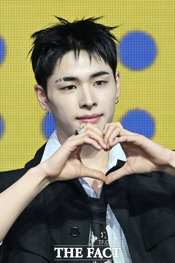 팬들을 향한 하트 건내는 하루.