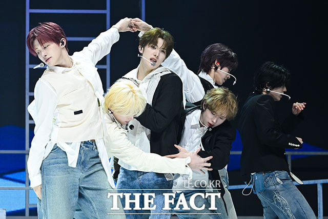 그룹 투어스(TWS)가 27일 오후 서울 광진구 예스24 라이브홀에서 열린 미니 5집 ‘NO TRAGEDY(노 트래저디)’ 미디어 쇼케이스에 참석해 타이틀곡 ‘널 따라가(You, You)’ 무대를 선보이고 있다. /서예원 기자