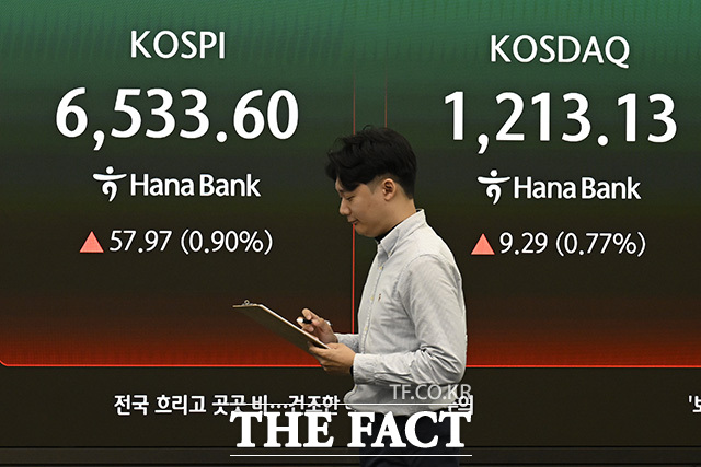 딜러가 모니터 화면을 바라보고 있다.