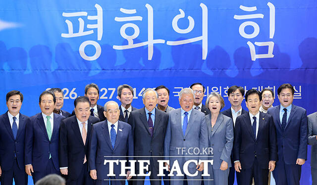 4.27 판문점 선언 8주년 기념식에서 기념촬영하는 문 전 대통령 내외와 참석자들.