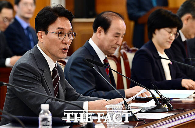 김민석 국무총리(가운데)가 27일 오후 서울 종로구 정부서울청사에서 열린 국가보훈위원회 회의에 참석해 모두발언을 하고 있다. /임영무 기자