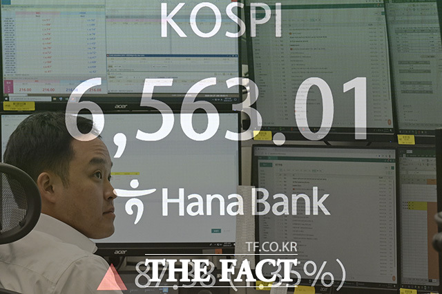 딜러가 모니터 화면을 바라보고 있다.