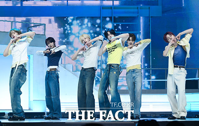 그룹 투어스(TWS)가 27일 오후 서울 광진구 예스24 라이브홀에서 열린 미니 5집 ‘NO TRAGEDY(노 트래저디)’ 미디어 쇼케이스에 참석해 수록곡 ‘너의 모든 가능성이 되어 줄게’ 무대를 선보이고 있다. /서예원 기자