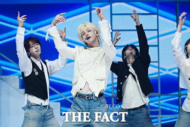 그룹 투어스(TWS)의 신유가 27일 오후 서울 광진구 예스24 라이브홀에서 열린 미니 5집 ‘NO TRAGEDY(노 트래저디)’ 미디어 쇼케이스에 참석해 수록곡 ‘너의 모든 가능성이 되어 줄게’ 무대를 선보이고 있다. /서예원 기자