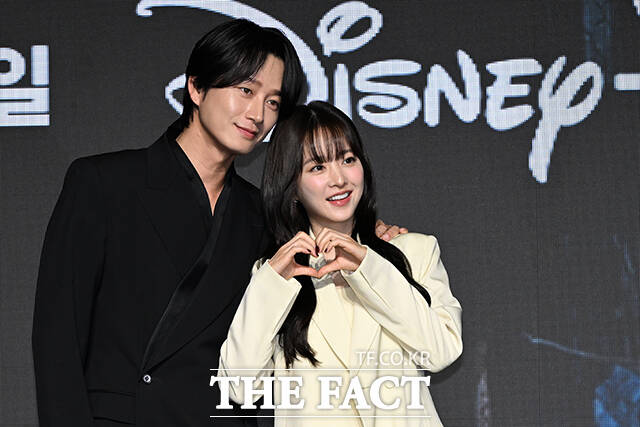 배우 이현욱(왼쪽)과 박보영은 극 중 연인 관계인 이도경과 김희주로 변신한다. /김성렬 기자