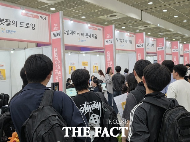 AI를 활용한 소셜데이터 AI 분석 체험 부스에 사람들이 몰려 있다. /코엑스=이선영 기자