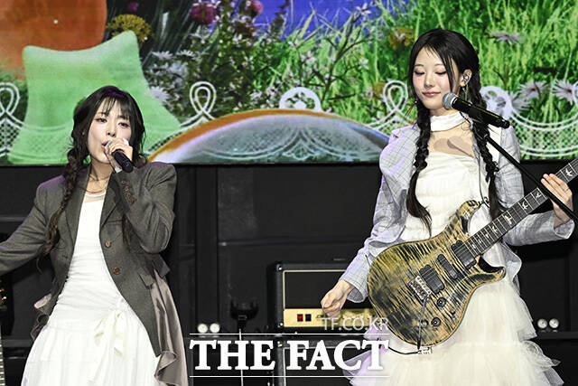 화려한 무대 선보이는 시연과 히나.