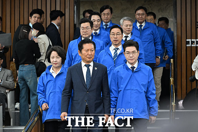 만약 복수 후보가 등록해 더불어민주당 원내대표 후보로 등록해 선거가 경선으로 치러질 경우, 약 열흘 동안은 치열한 당내 경쟁이 불가피하다. 그러나 한 의원만이 원내대표 후보로 등록하면서, 민주당은 원내대표 선거 기간에도 6·3 지방선거 준비에 몰두할 수 있게 됐다는 분석이다. 사진은 정청래 대표(가운데)와 지선에 출마할 민주당 16개 광역단체 후보들이 지난 23일 국회에서 열린 민주당 광역단체장 후보 연석회의에 참석하고 있는 모습. /서예원 기자